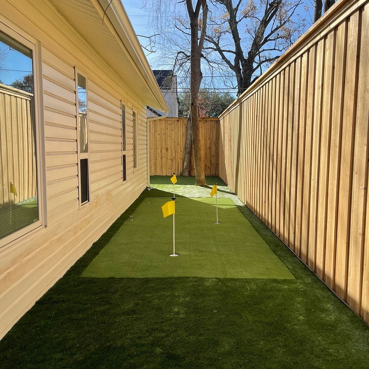 Side yard artificial turf putting green