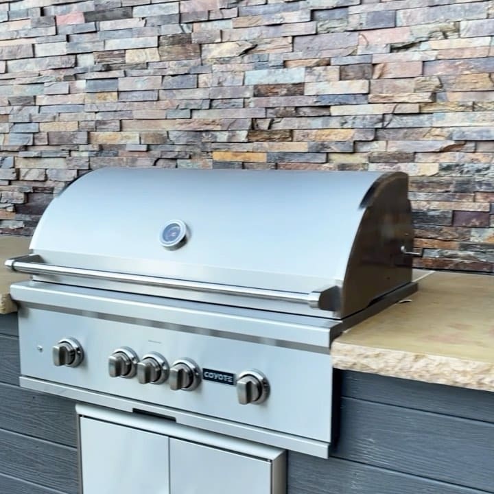 Built-in grill with stone counter