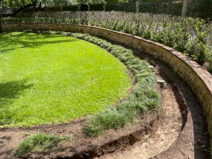 Curved retaining wall lawn edging