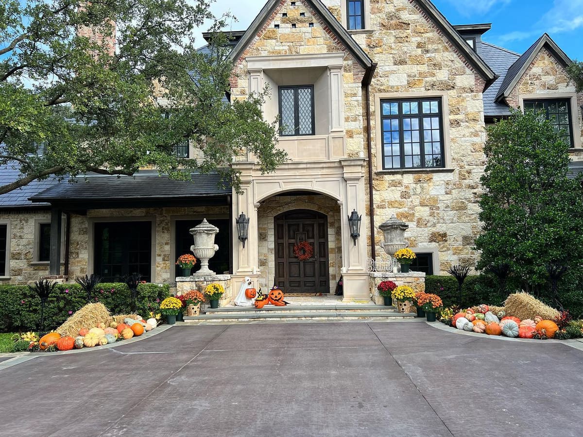 Estate entry fall seasonal color