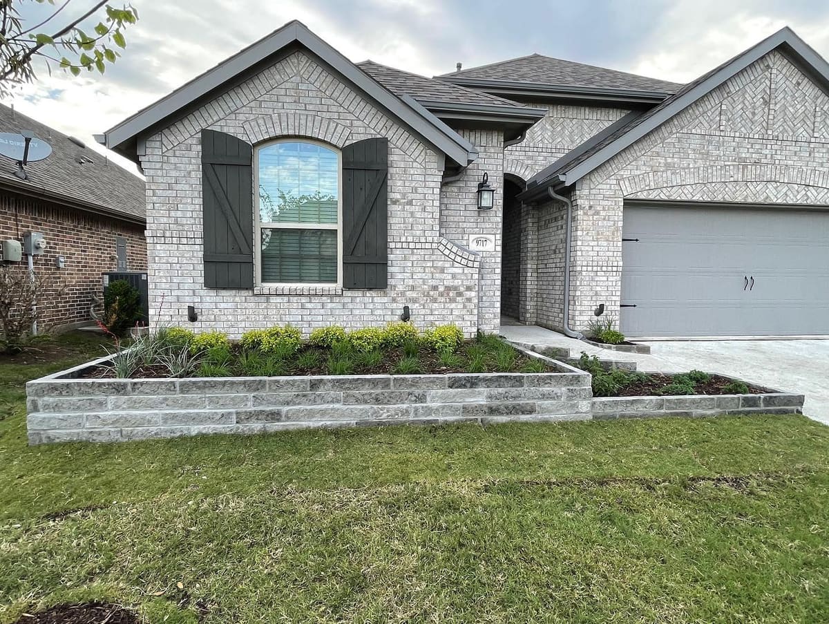 Front yard retaining wall planter